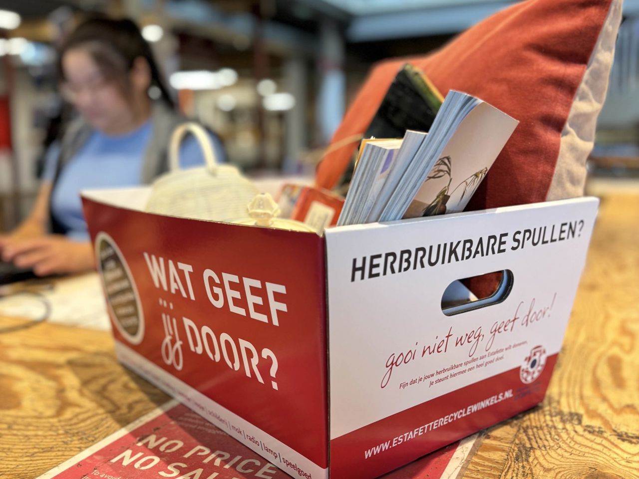Estafette Inzamelbox Op De Kassa