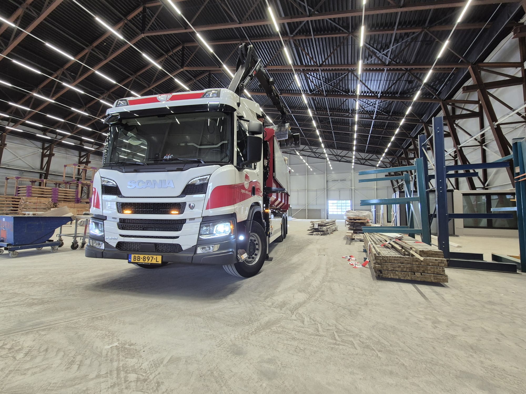 Omrinwagen Laadt Restpartij Voor Klustafette In