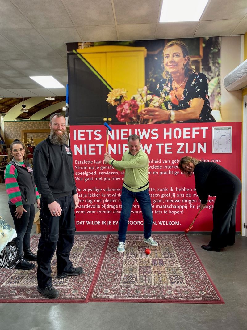 Auke Hempenius Slaat Zijn Monstetrtocht Af In De Estafette Recyclewinkel In Burgum