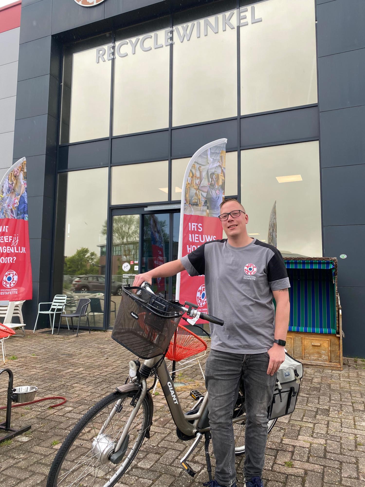 Edwin Met Fiets Voor De Winkel In Harlingen